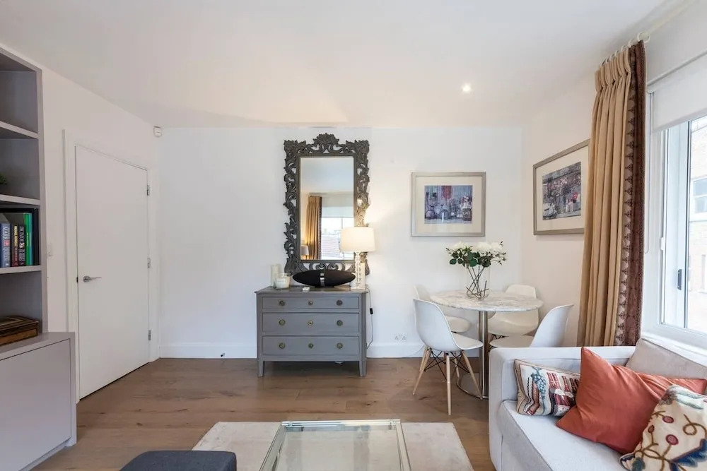 Bright 2 Bedroom Apartment Chelsea