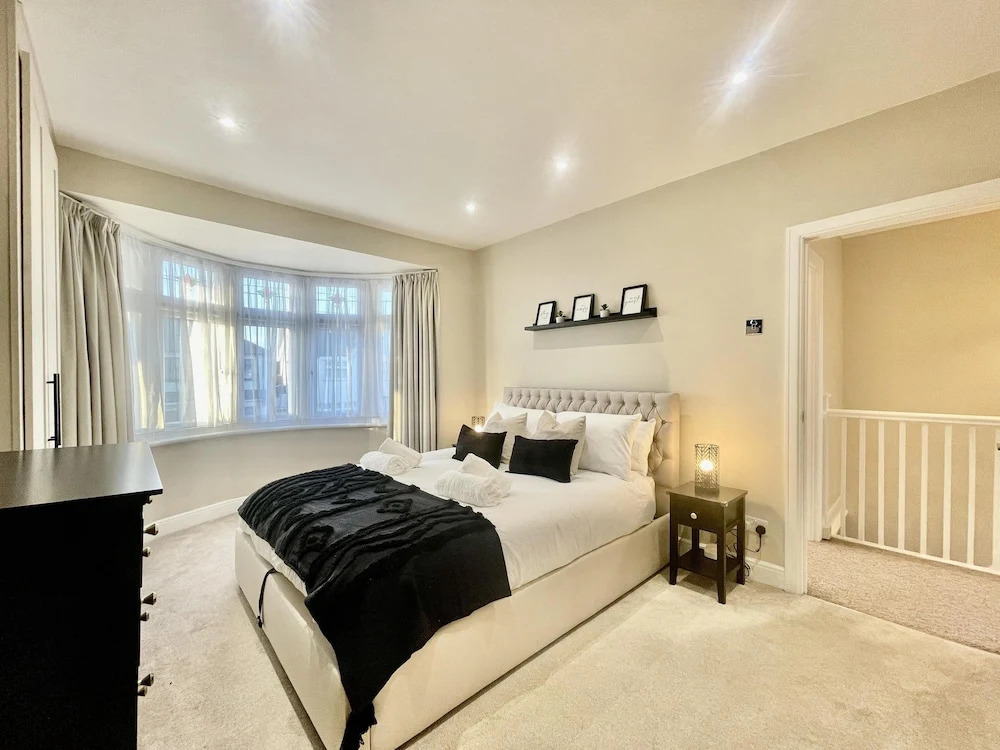 Stylish 3-bed House in Hornchurch - Free Parking