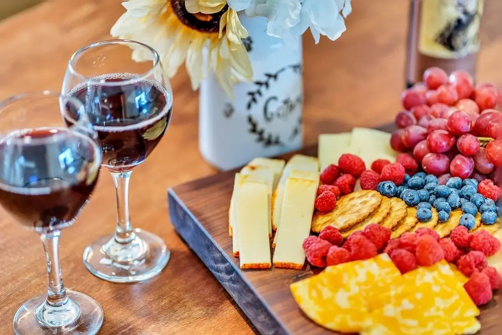 Charming Romantic Cabin 2 Miles From Wineries!