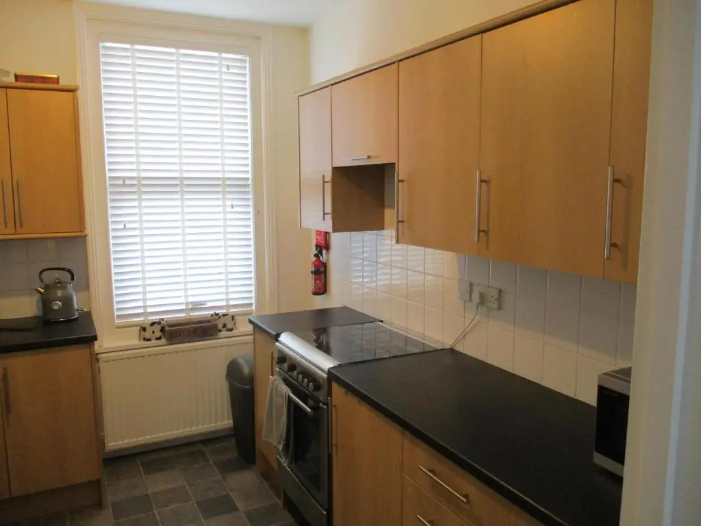 3 Bed Flat - Sleeps 5 - Garden - Parking - Wifi