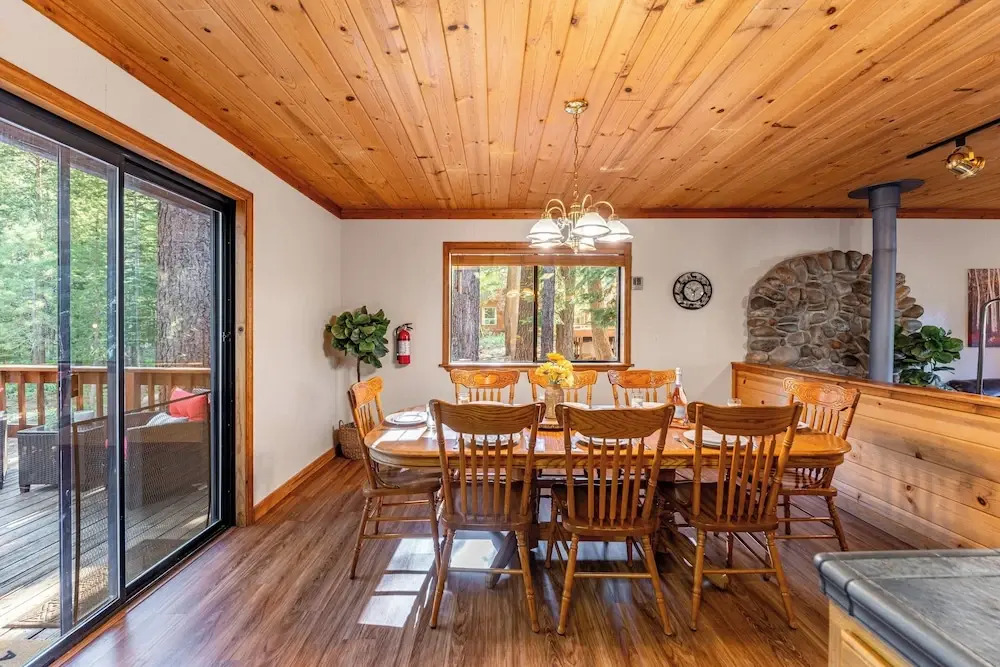 Whiskey Springs by Avantstay Classic Cabin Near Tahoe Donner Ski Area!