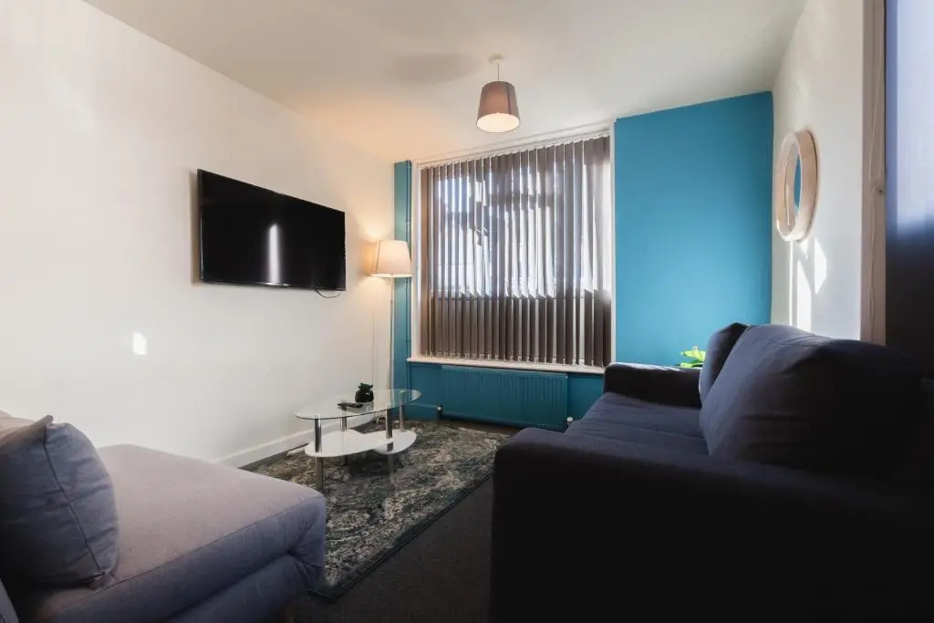 6 bed Residential home with Parking