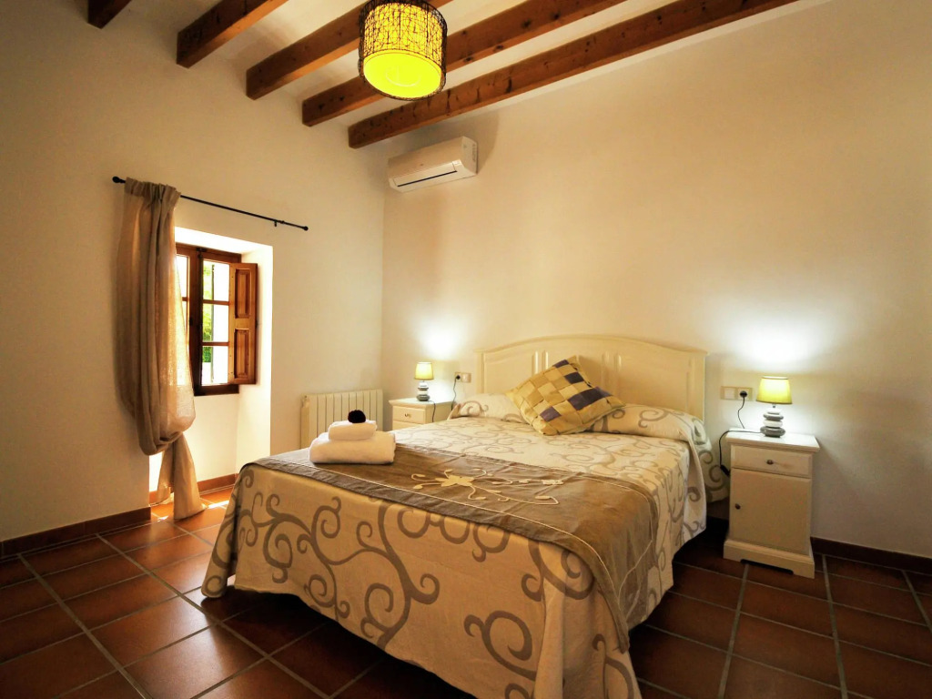 Large rustic country house for 12 people with garden and pool