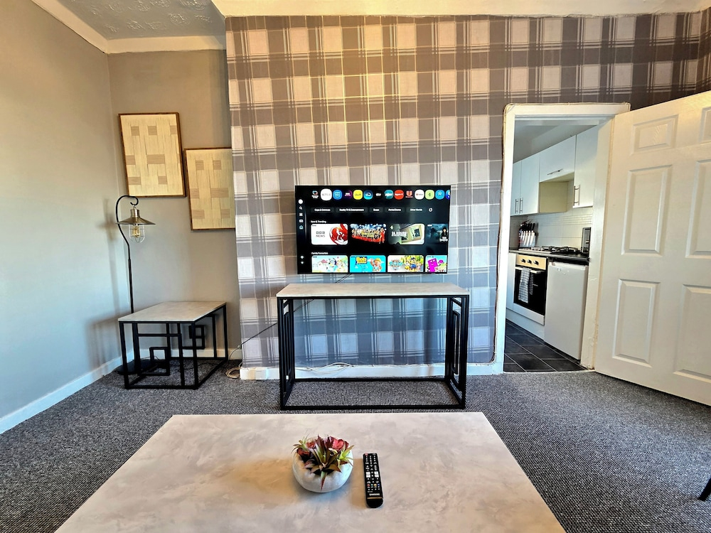 Bright and Cozy Home Near Hampden Park