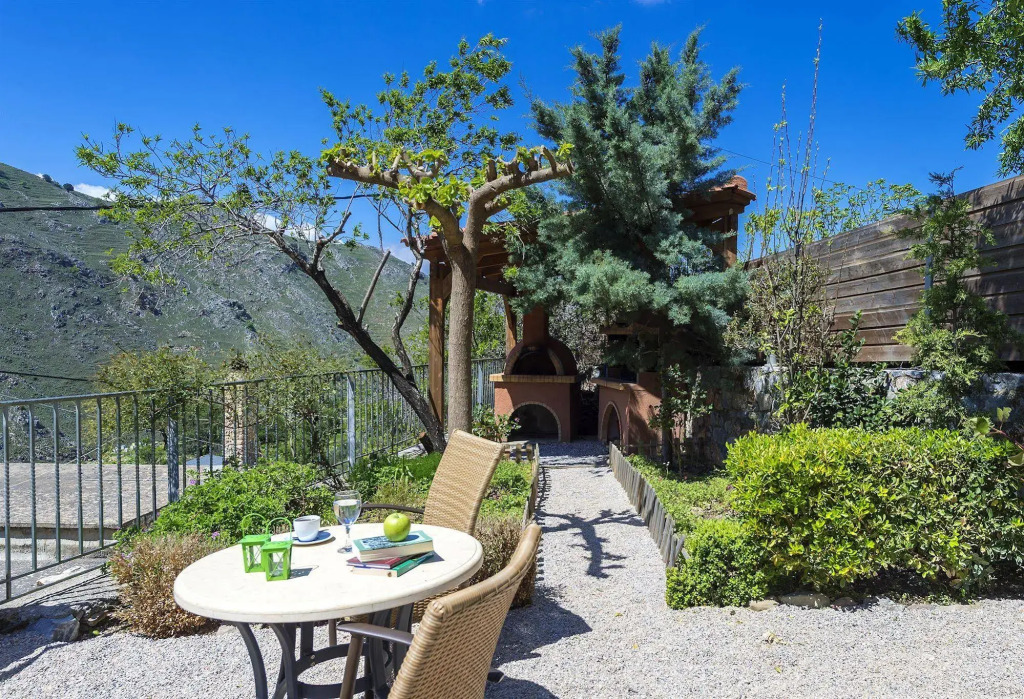 Apirathes Residence