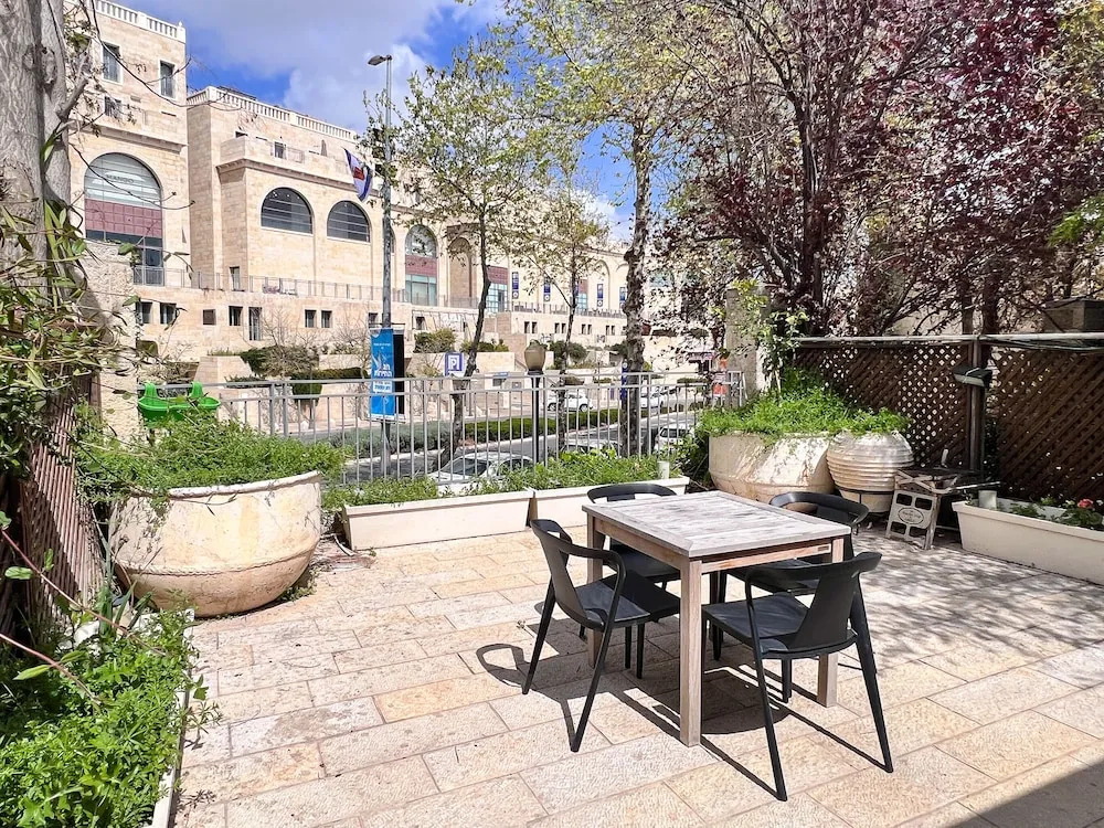 2 BR next to Old City with Patio by FeelHome
