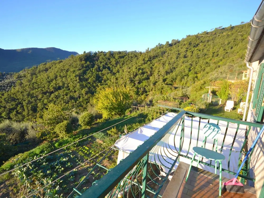 Small House in the Hills for Beautiful Walks Near the Sea