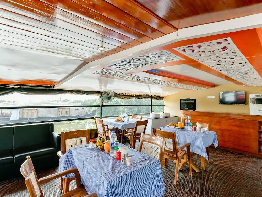 Oyo 24920 Indraprastha Royal Castle Sharing Houseboat