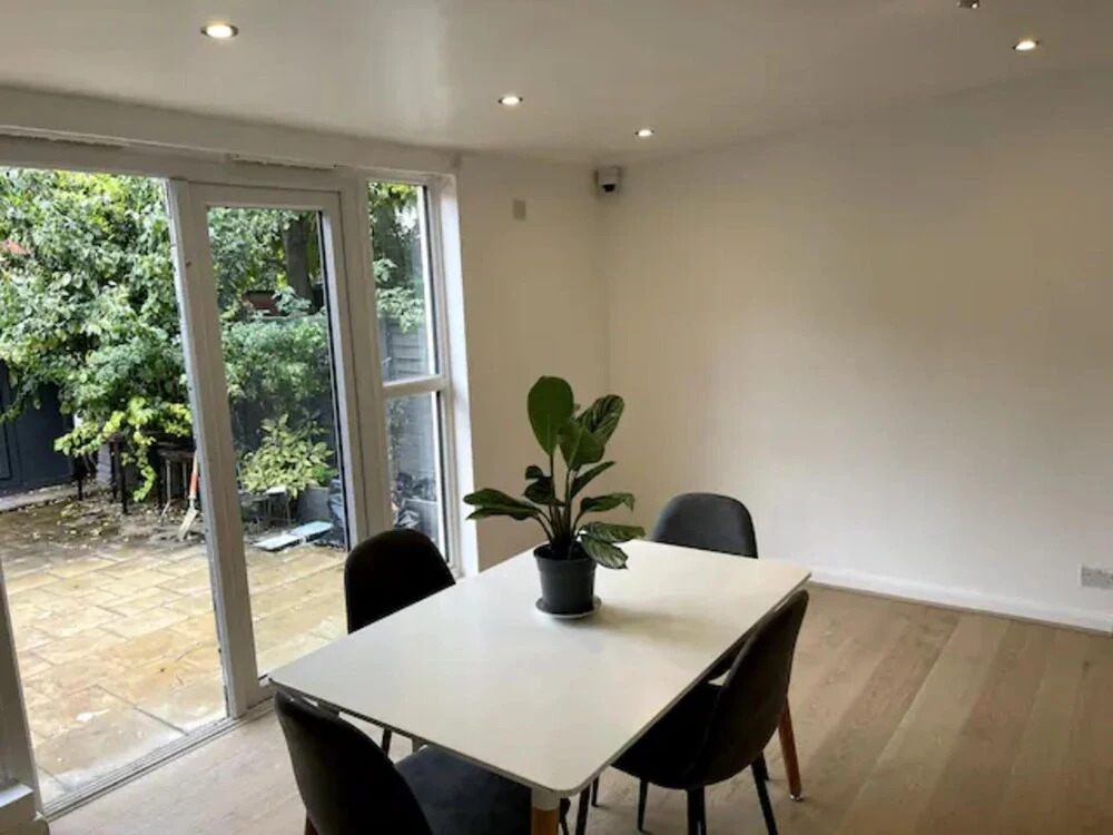 Modern 5 Bedroom Family House - 18 Mins to Station