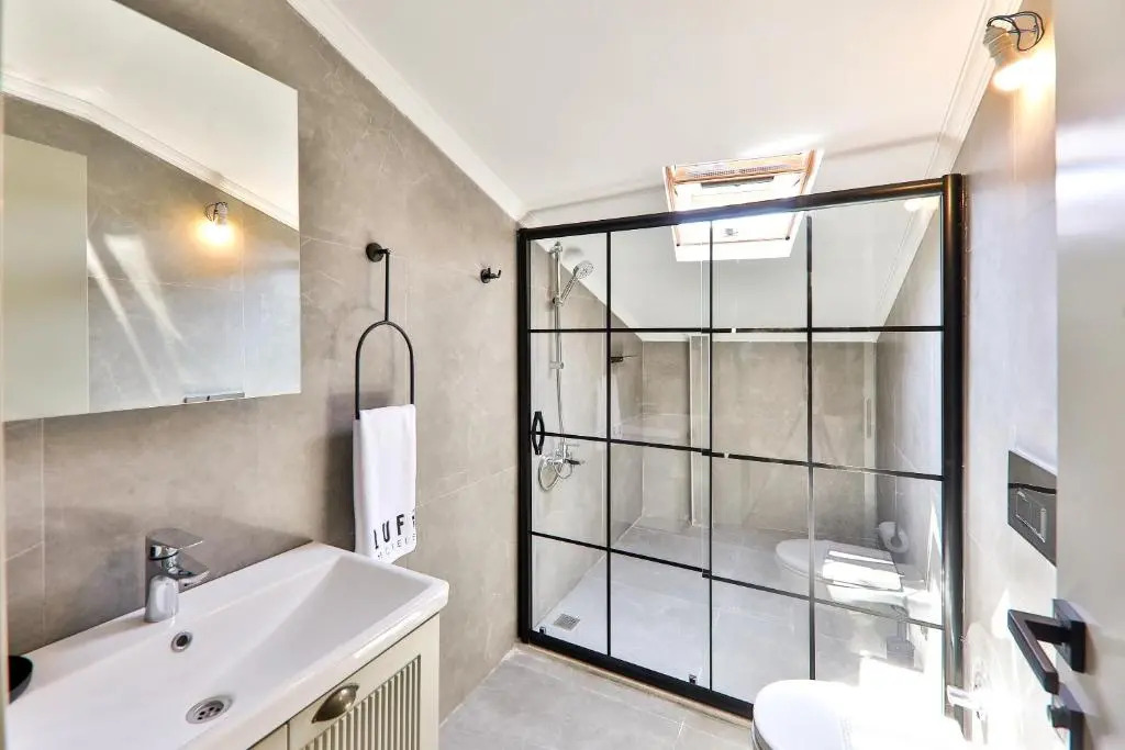 Отель Luff Suites