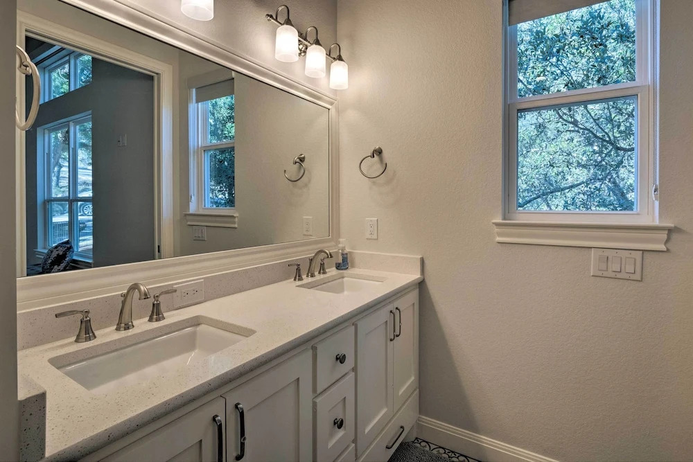 Modern Lake Travis Haven w/ Resort Amenities!