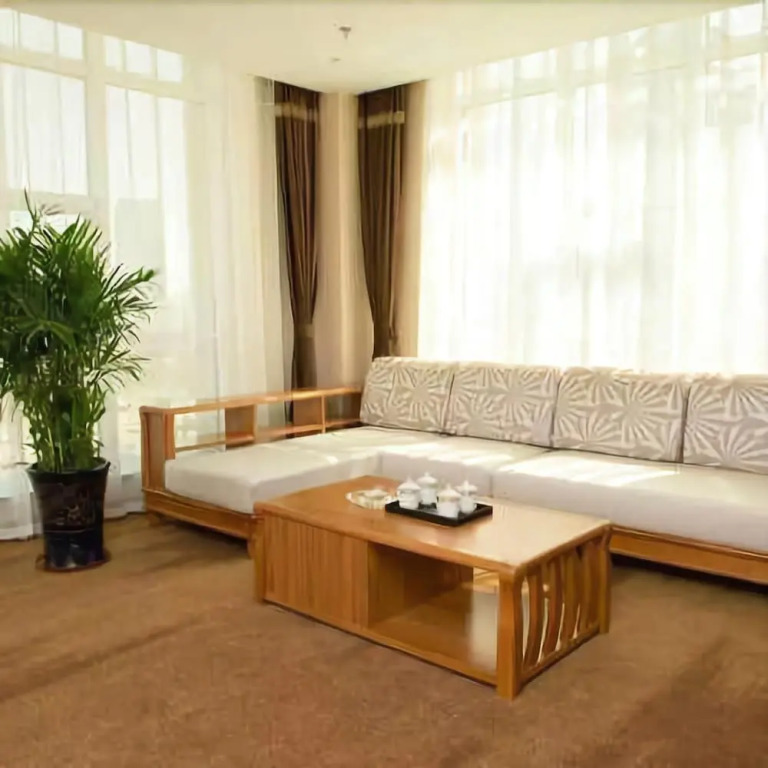 Yin Tong Crown Holiday Hotel