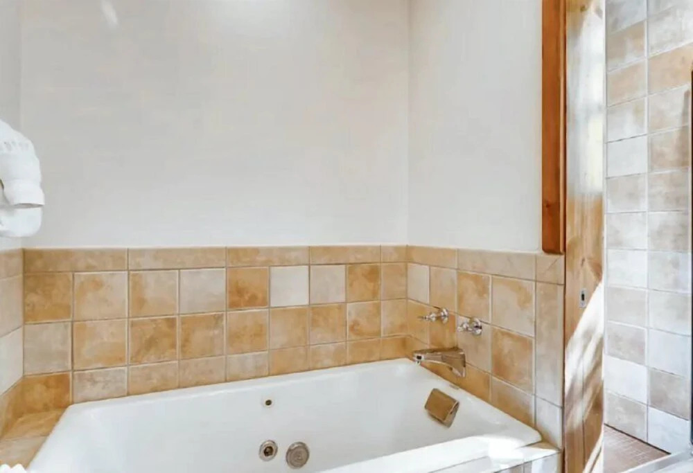 3 Bedroom Mountain Vacation Rental on Historic Downtown Main Street Within Walking Distance to Peak 9 Gondola