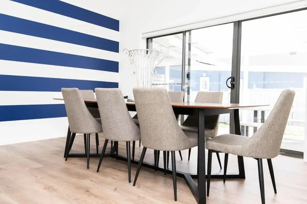 McNamara Lane Large CBD home Freshly renovated 7 Smart TV's Sleeps 11