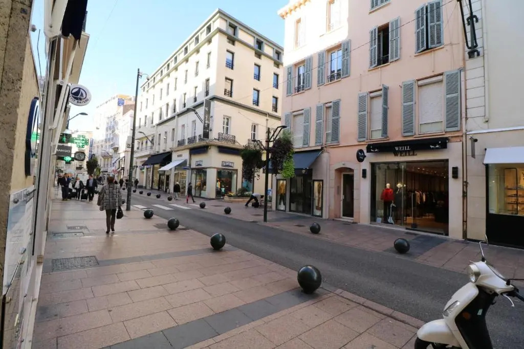 Luxury, central 3 bedroom, 3 bathrooms 5 mins from the Palais 410