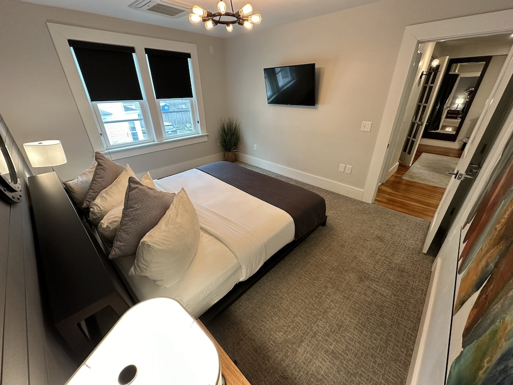 Large Three Room Suite 2 Bed/1 Bath In Downtown - Unit 4 2 Bedroom Home
