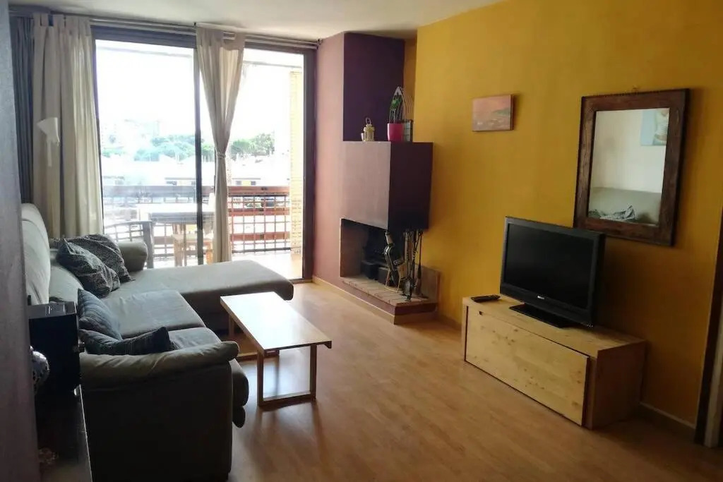 Apartament a Roses. Terrassa i piscina comunitaria