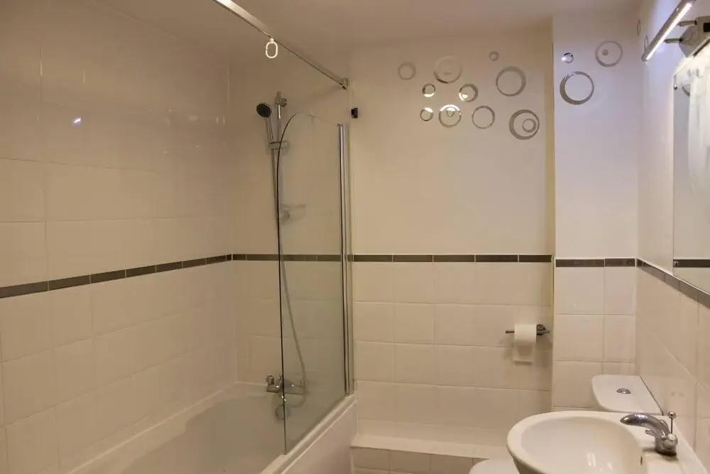 London - 2 Bed Flat - Sleeps 4 - Parking - Wifi