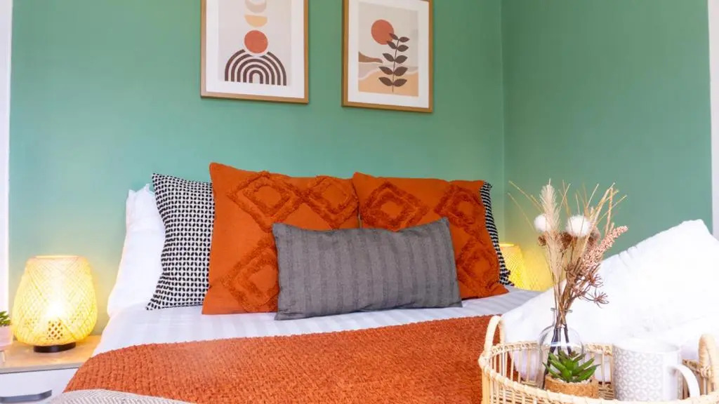 Bevington House - 3 Bedroom - Sleeps 8 - Parking