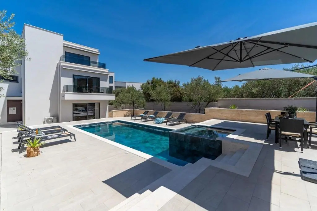 Villa Lady Maris with heated private pool, 5 en-suite bedrooms, 70m from beach