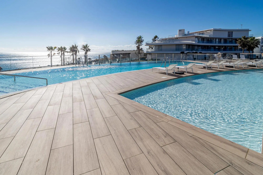 TE- Luxury Resort, Front Line Beach, Families Only