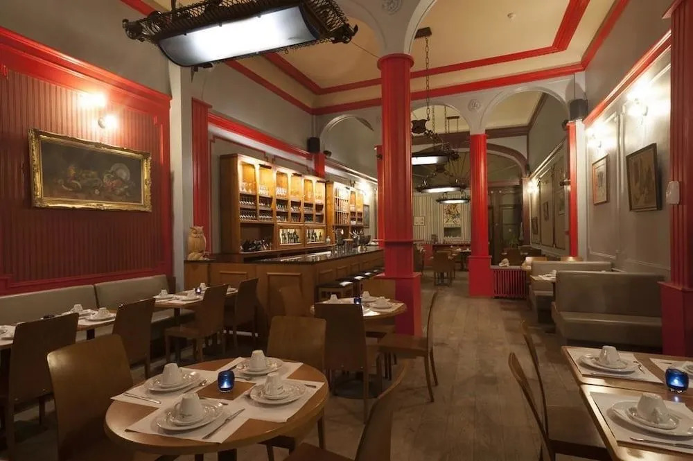 Alpha Hotel