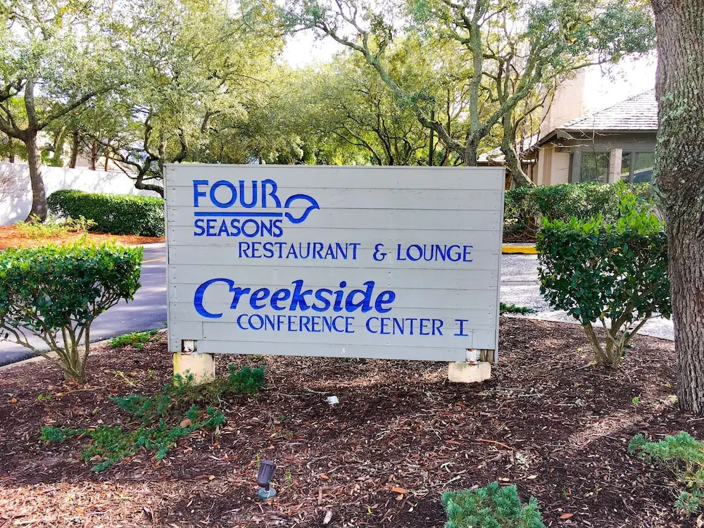 New Listing! Top-floor - Pool, Walk To Beach 2 Bedroom Condo