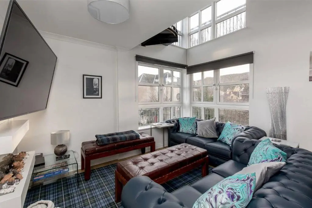ALTIDO Cool Space Old Town 3Bed Apt with Balcony and Parking