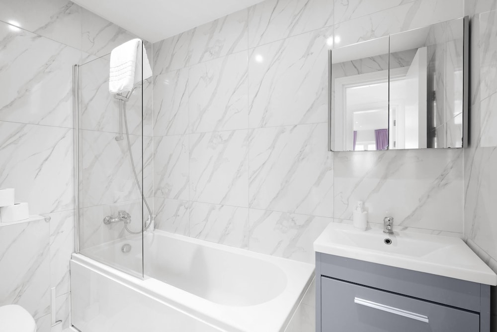 Modern 3 Bedroom, 2 Bathroom Home in Edgware
