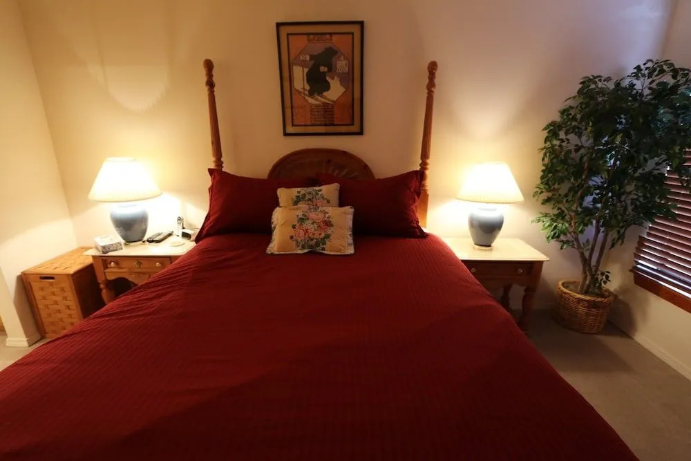 Silver Bear 18 Walk to Canyon Lodge, Cozy, Underground Parking by RedAwning