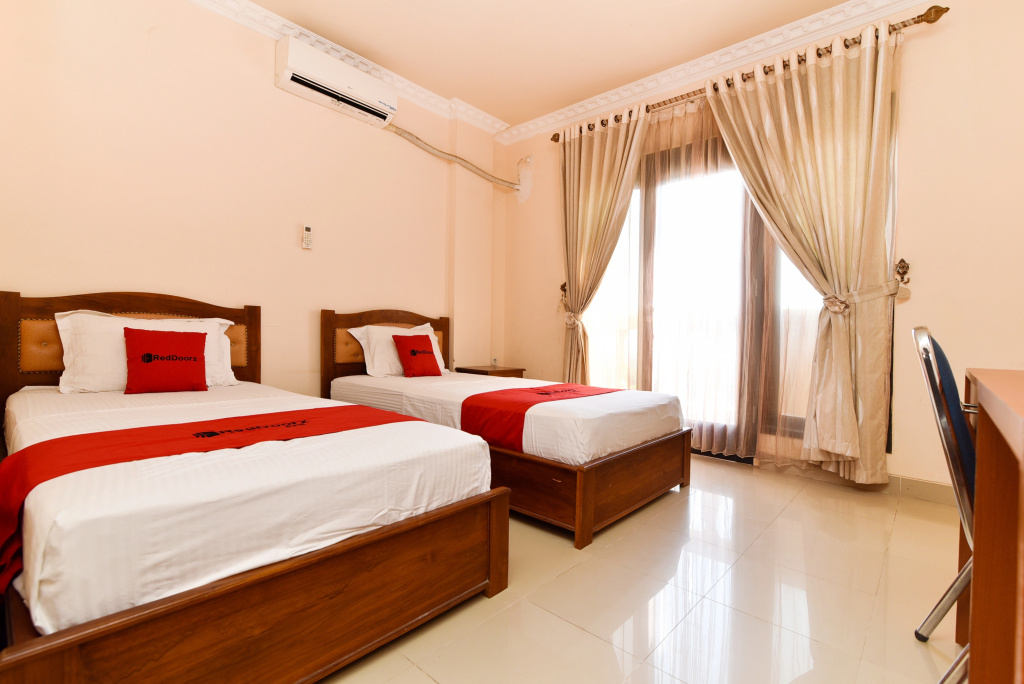 RedDoorz Premium near El Tari International Airport