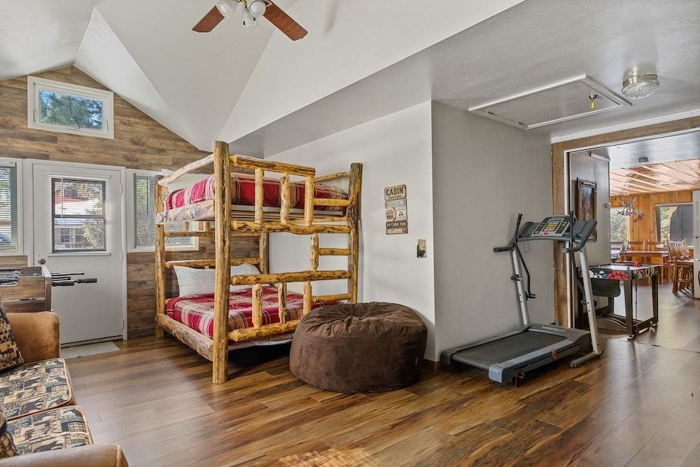 Cozy Bear Cottage - Walk to Lake & Village, Deck, Barbecue