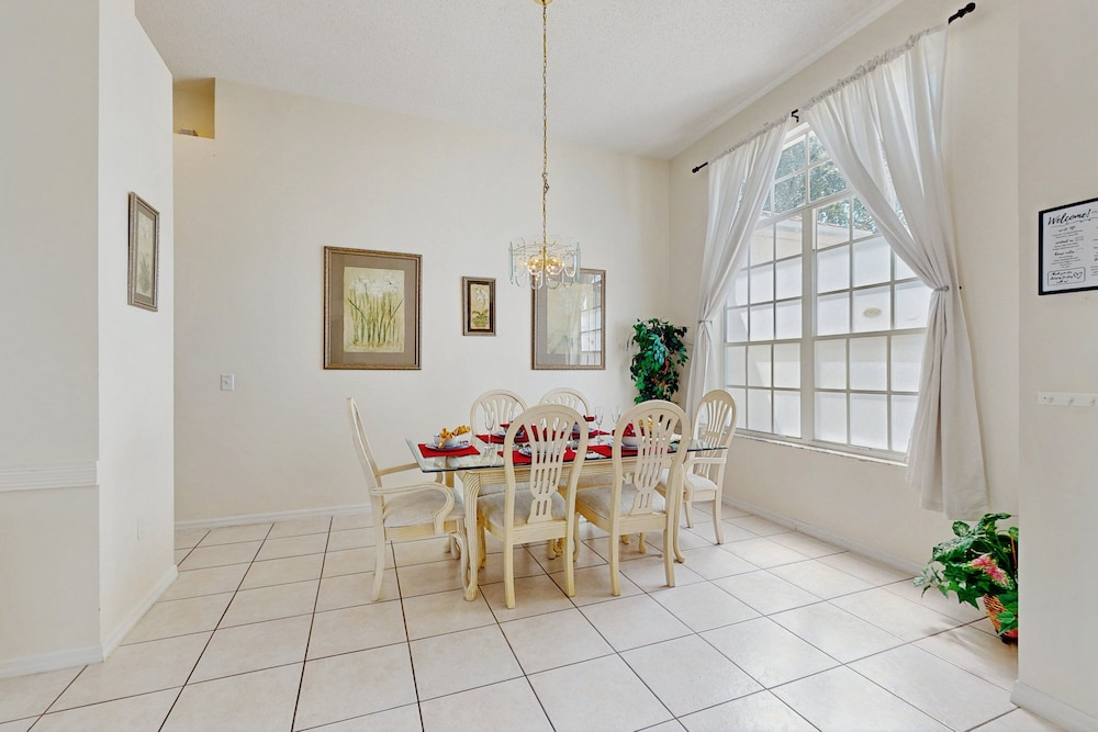 Home Near Disney/golf With Screened Pool, Spa, Pool Table, Foosball, AC, and W/D