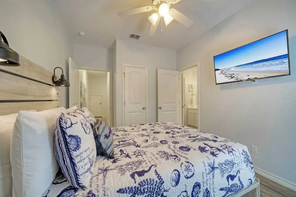Sleeps 29, 3 Homes Beachside Resort Pool, Walk to the Beach