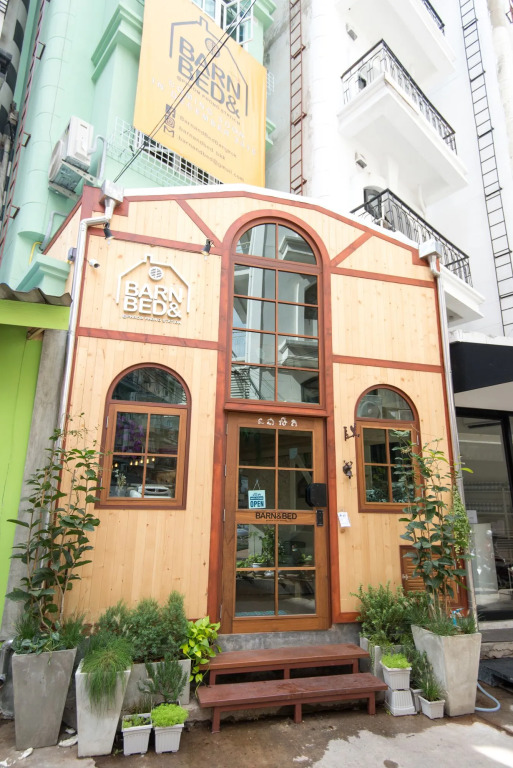 Barn & Bed Hostel at BTS Phrom Phong