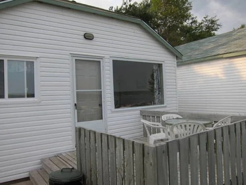 Baybreeze Motel & Cottages