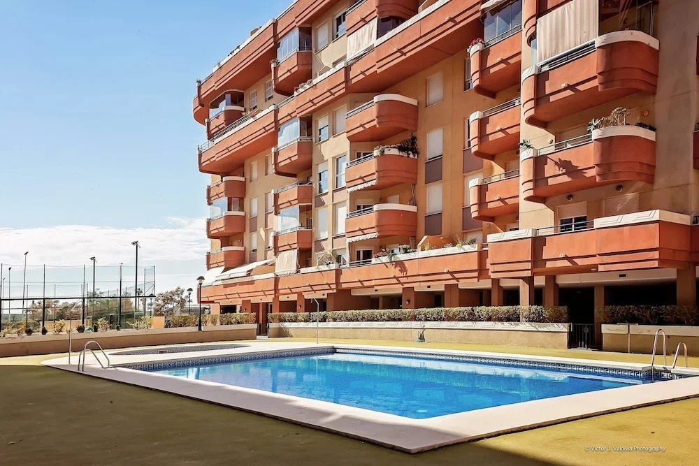 Apart. con piscina frente al mar