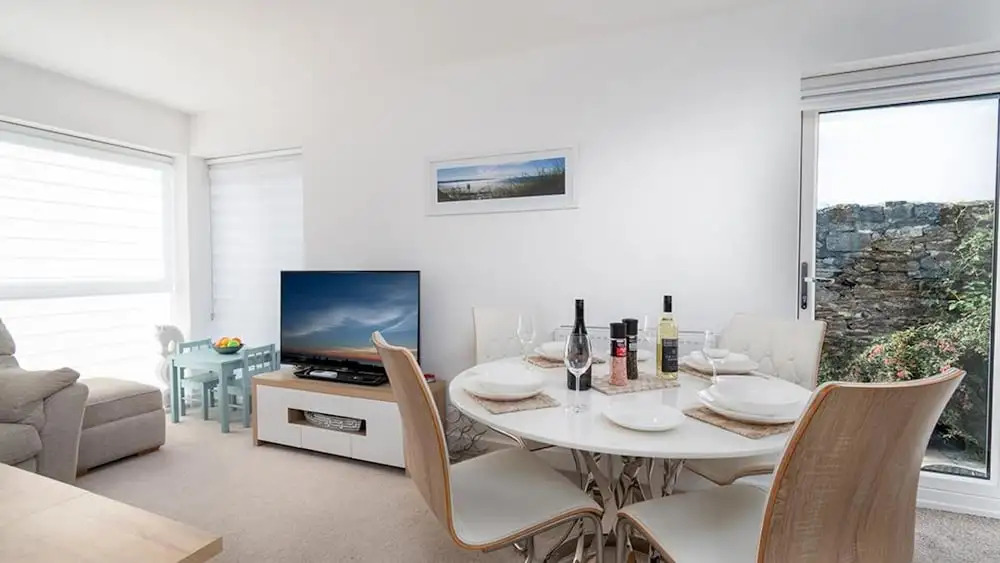Modern Apartment in Deganwy With Parking