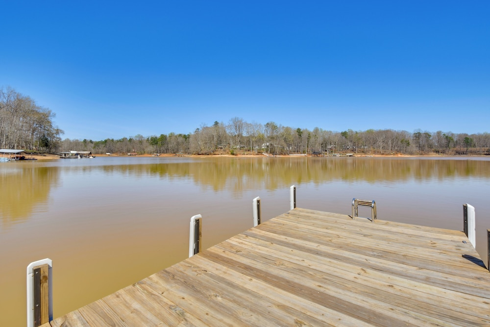 Private Beach & Dock: Lake Hartwell Family Getaway