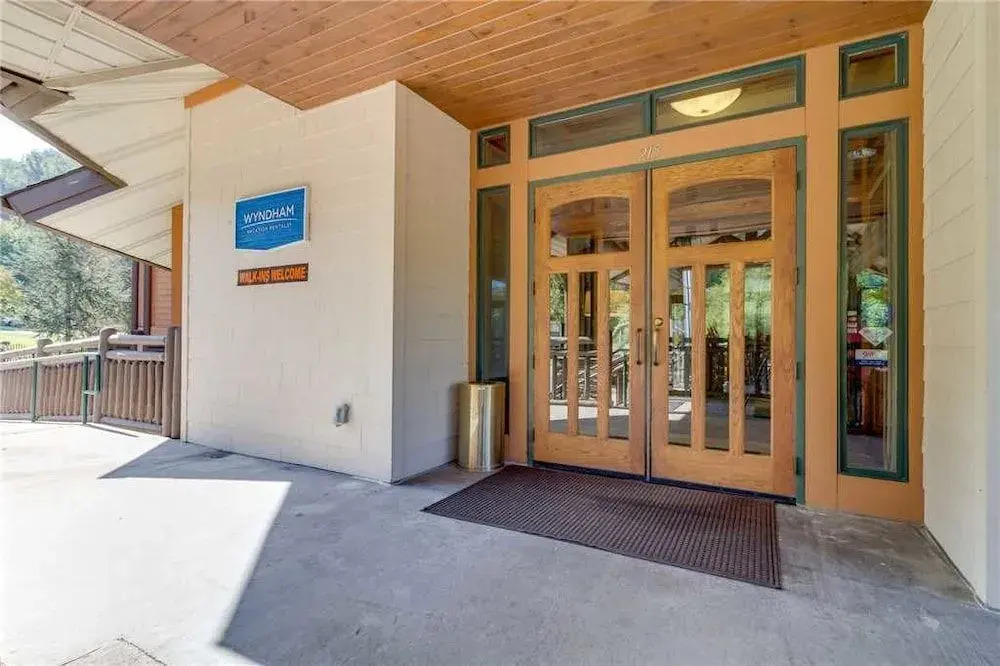 Baskins Creek 404 - 2 Br condo by RedAwning