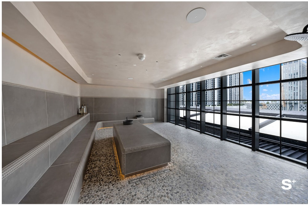 2-BD Condo in DTW Miami - City Views