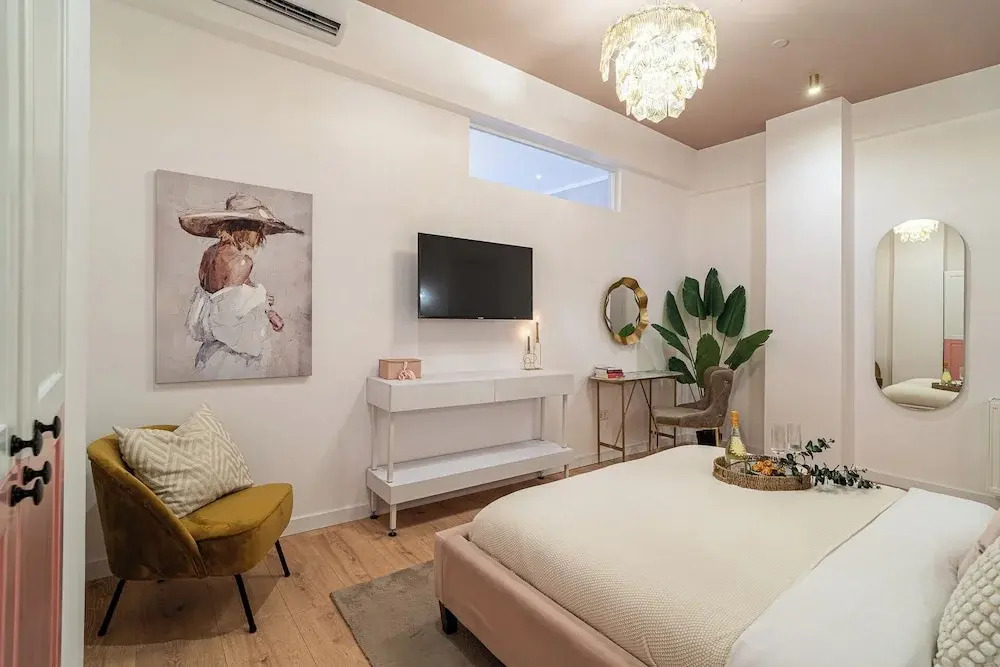 Designer 2-Bedroom Flat with Balcony & Full Amenities Steps from Piata Universitatii