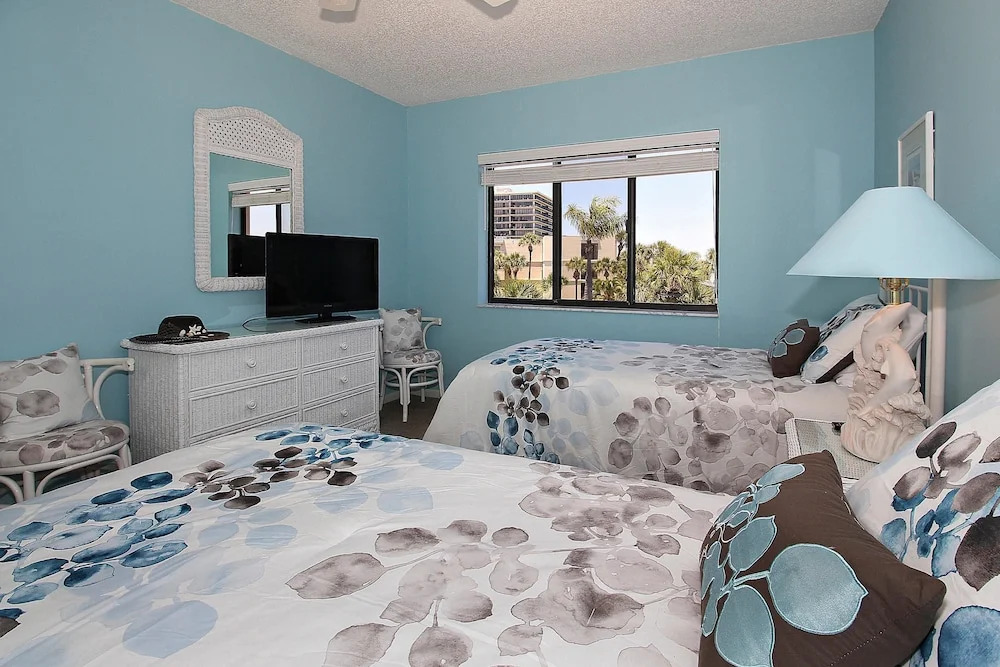 Land's End 301 Building 3 Beautiful end Unit / BAY Views!