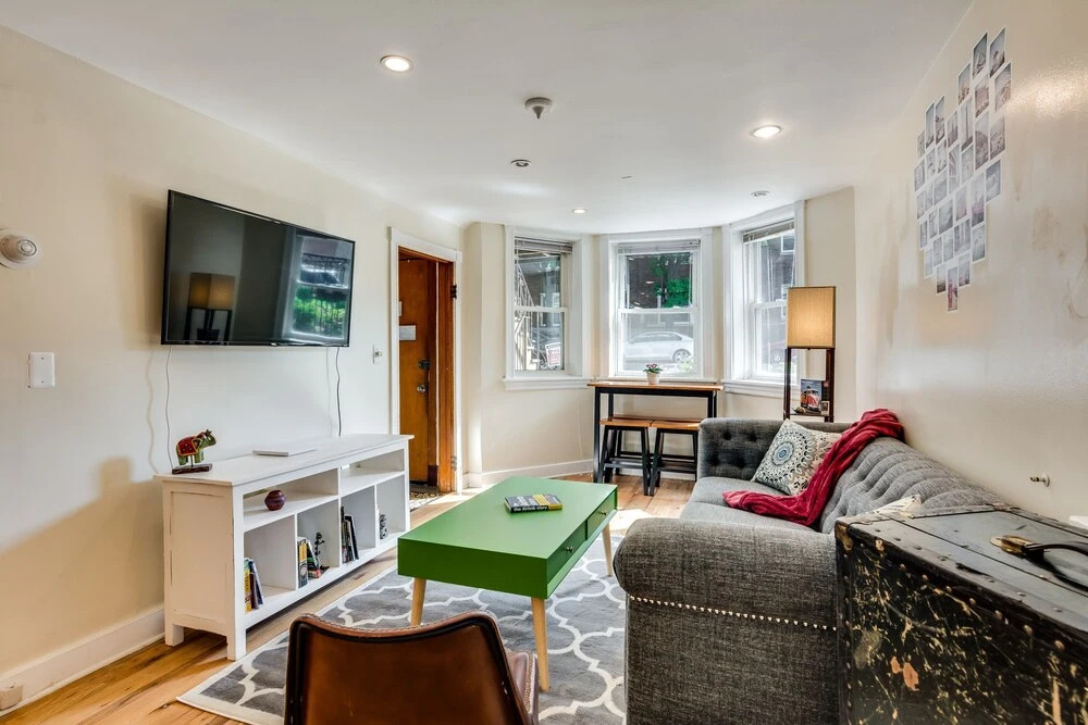 Classic 2 Bedroom Roscoe Village Apartment by AllSet Turnover