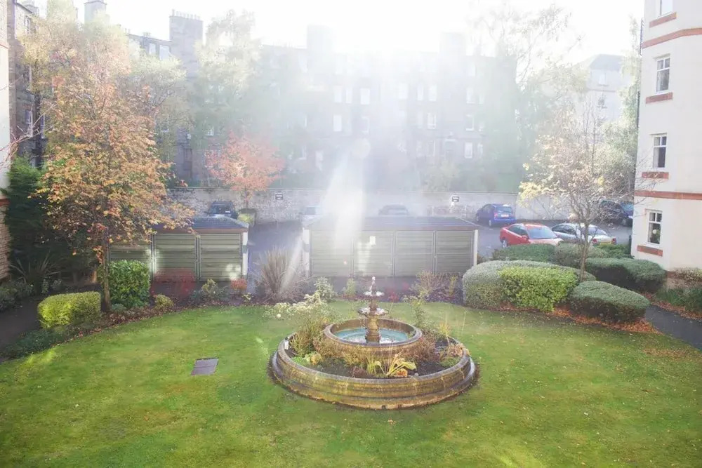 Spacious 2 Bedroom Home in Edinburgh