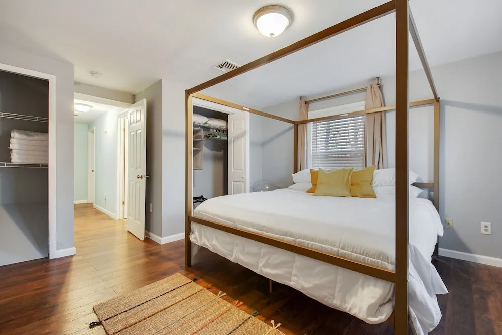 Hillyer Manner - Comfy Townhouse In Great Location! 3 Bedroom Townhouse by Redawning