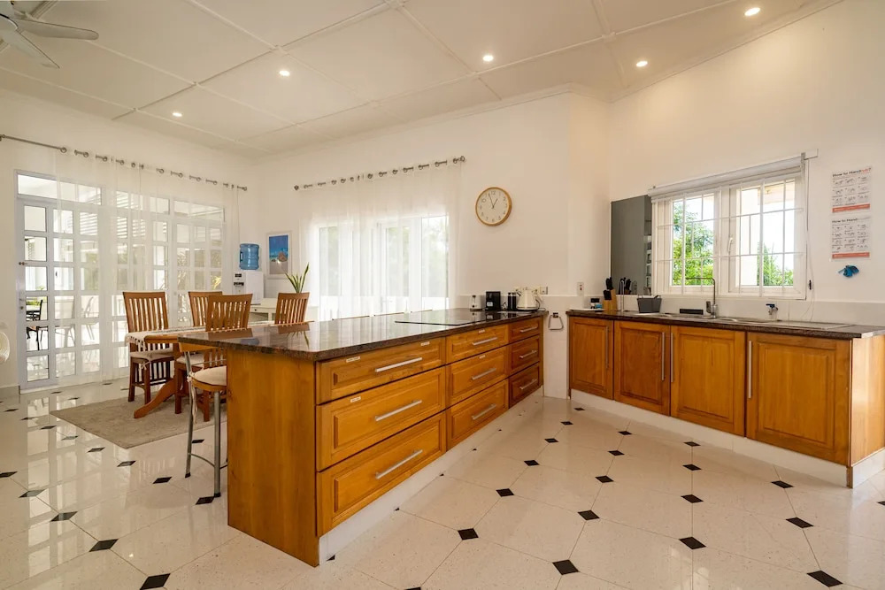 2 Bed Villa - Sleeps 4 - Pets - Pool - Garden
