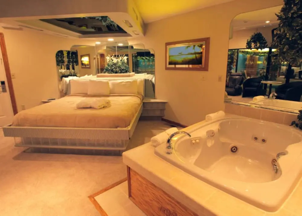 Sybaris Pool Suites Indianapolis