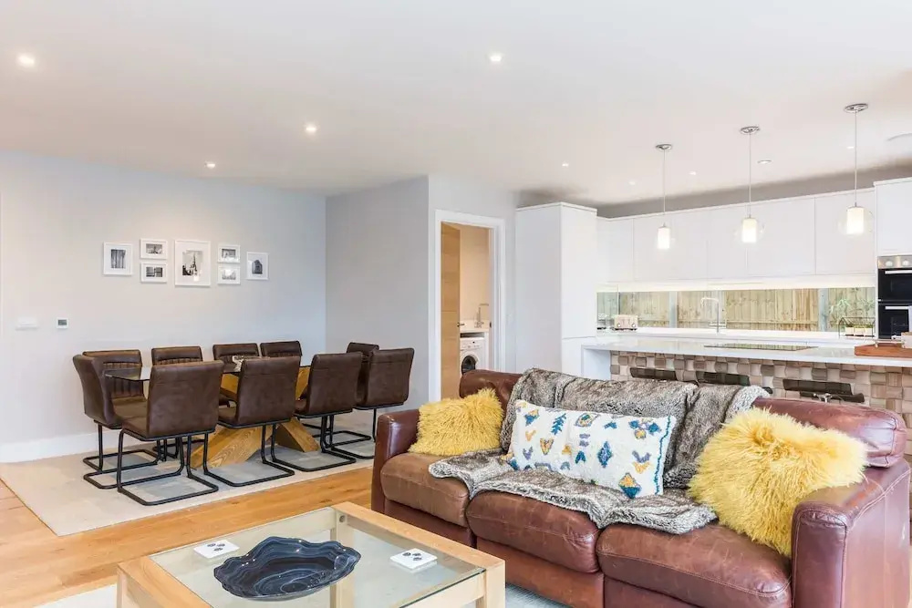 Stylish new Home With Parking - King Beds Garden
