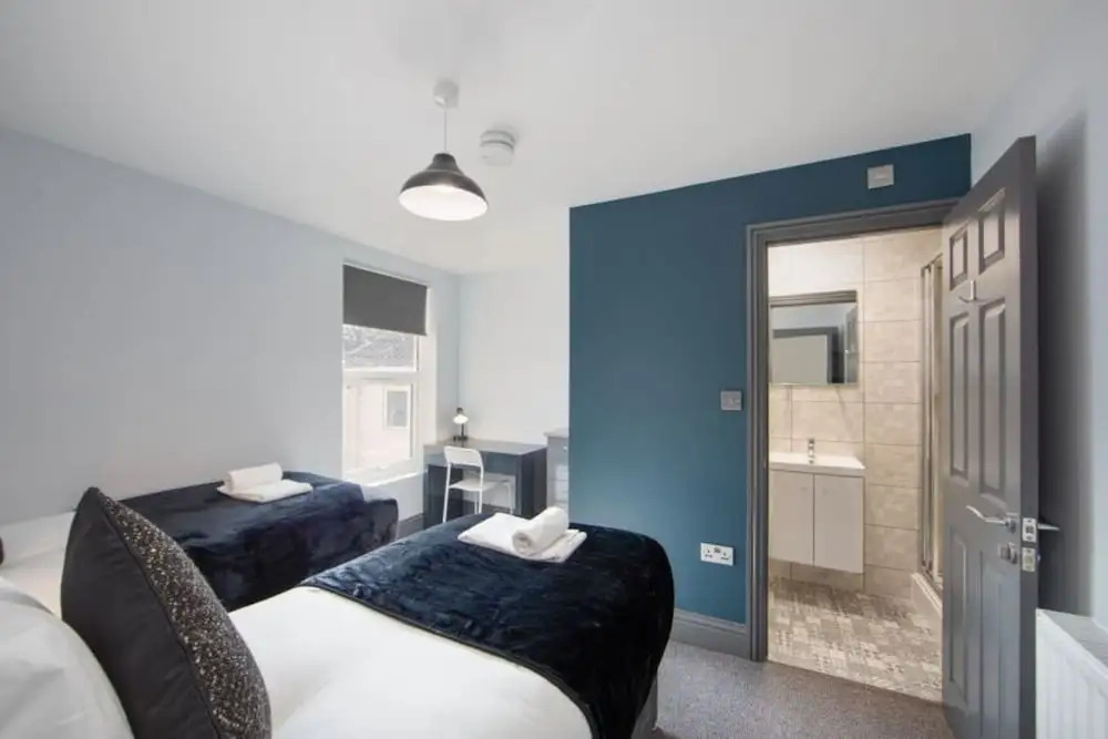 Immaculate 5-bed House in the City Centre Ashford